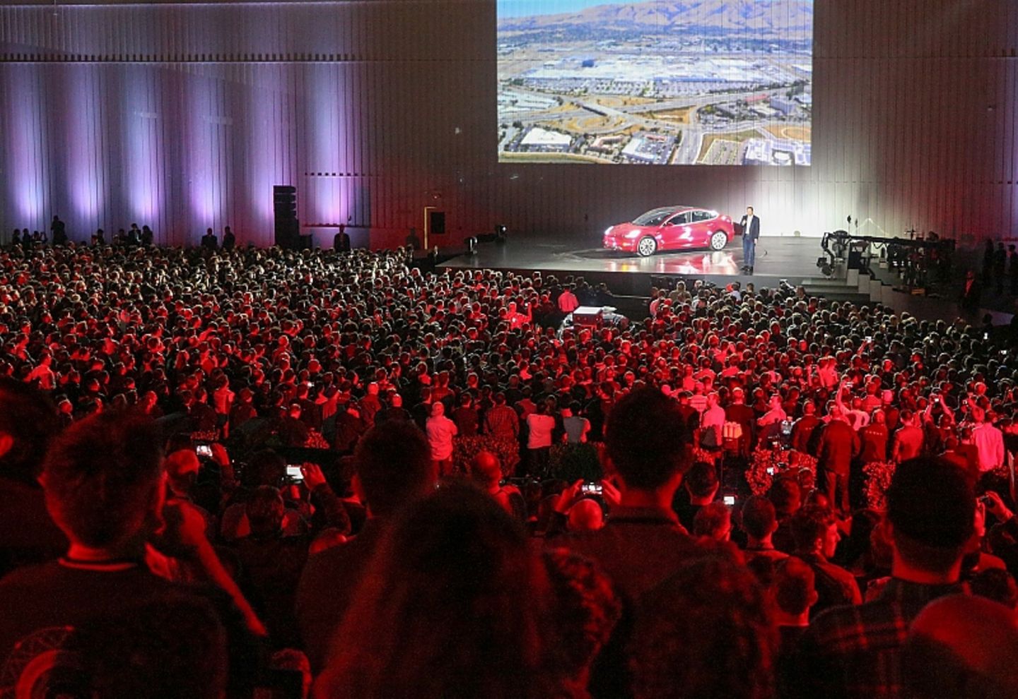 Bei der Übergabe der ersten 30 Model 3 zog Tesla eine riesen Show ab