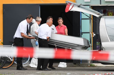 Bestatter transportieren nach Schüssen in einer Konstanzer Diskothek das Todesopfer ab 