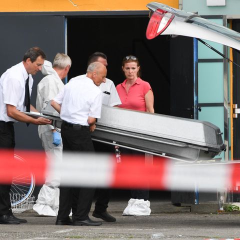 Bestatter transportieren nach Schüssen in einer Konstanzer Diskothek das Todesopfer ab 