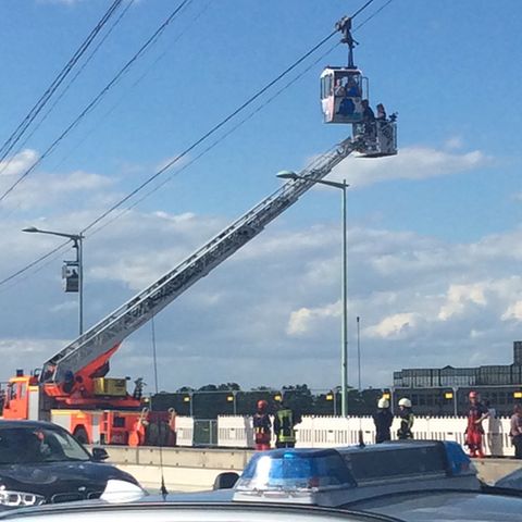 Die Feuerwehr musste in Köln Passagiere aus einer festhängenden Seilbahn über dem Rhein befreien