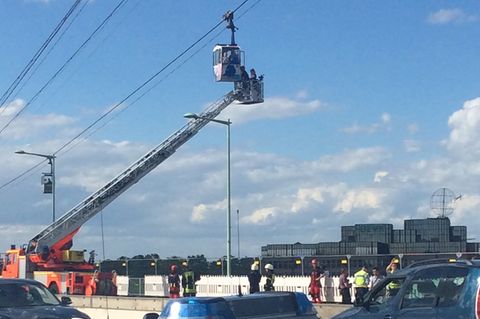 Die Feuerwehr musste in Köln Passagiere aus einer festhängenden Seilbahn über dem Rhein befreien