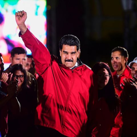 Präsident Nicolás Maduro streckt nach der Wahl in Venezuela seine Faust in die Höhe