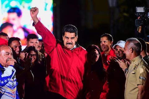 Präsident Nicolás Maduro streckt nach der Wahl in Venezuela seine Faust in die Höhe