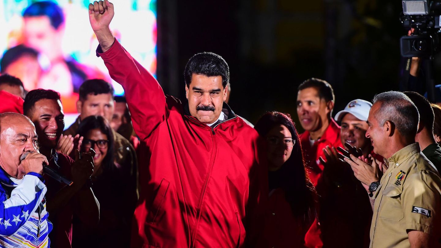 Präsident Nicolás Maduro streckt nach der Wahl in Venezuela seine Faust in die Höhe