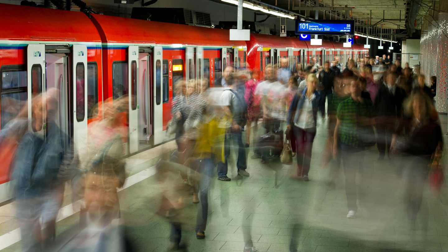 Pendler am Hauptbahnhof in Frankfurt/Main