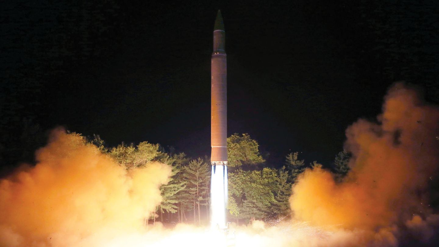 Das von der nordkoreanischen Regierung zur Verfügung gestellte Foto zeigt den Test mit einer Hwasong-14-Interkontinentalrakete