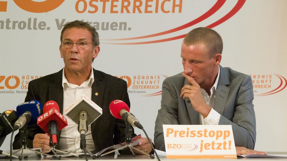Jörg Haider und Stefan Petzner auf einer Pressekonferenz des BZÖ. Jörg Haider und Stefan Petzner auf einer Pressekonferenz des BZÖ
