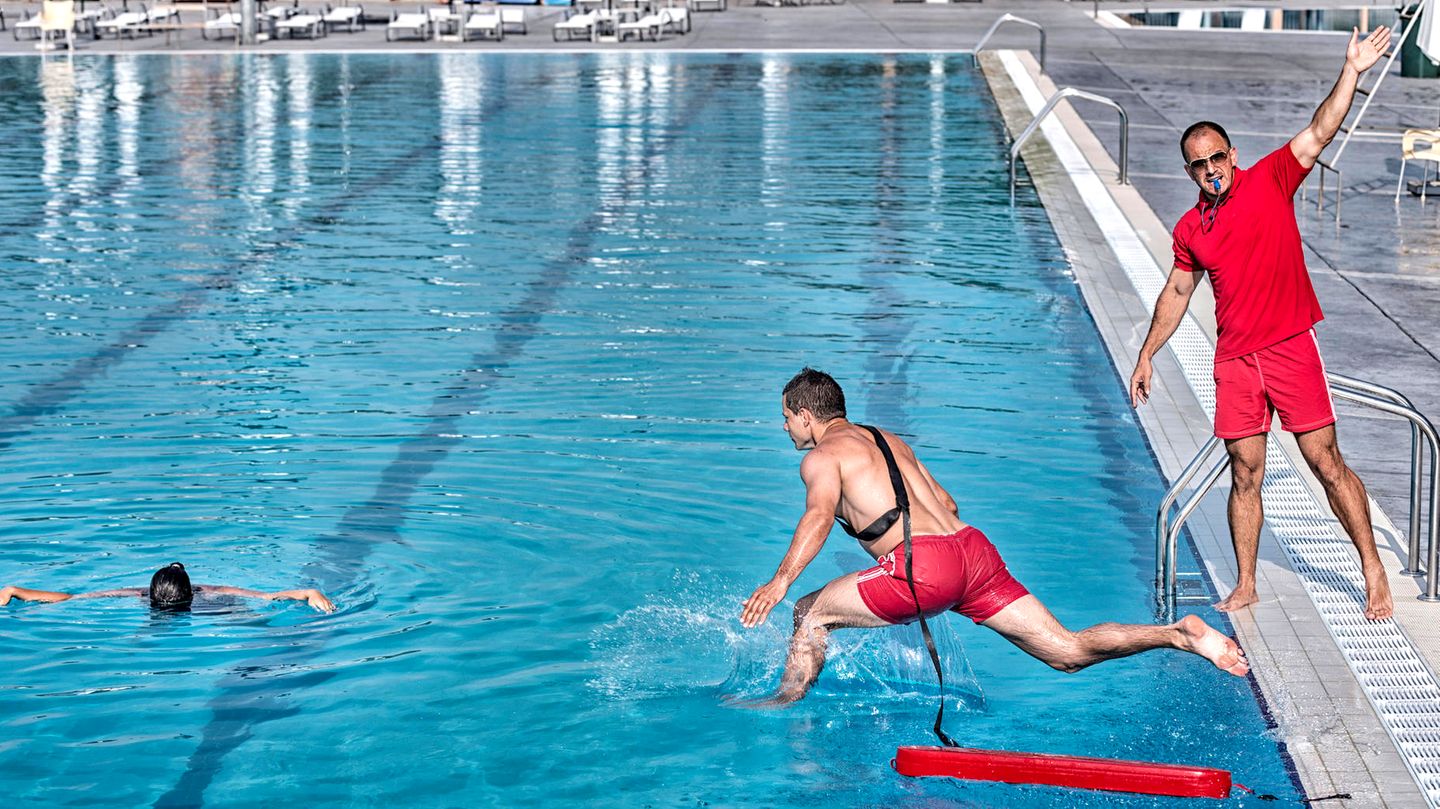 Bademeister im Schwimmbad