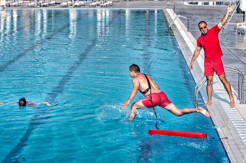 Bademeister im Schwimmbad