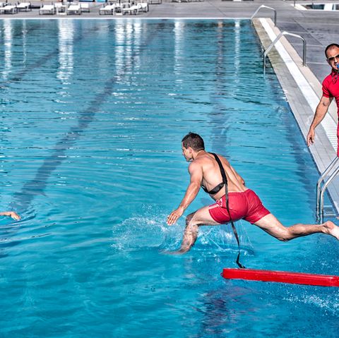 Bademeister im Schwimmbad