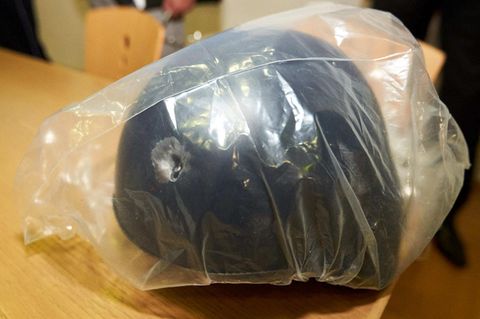 Der Helm, den der Polizist in Konstanz trug, fing den Treffer der Kugel ab, Das Einschussloch ist deutlich zu sehen.