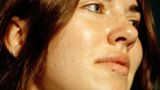 Raph: "Ich hatte immer Probleme mit den Sommersprossen auf meinem Gesicht. Ich fand, dass sie meine Haut komisch aussehen ließen, krank und schlecht. In der Schule habe ich ausschließlich deckendes Make-up benutzt. Ich hatte ständig Panik, dass die Sommersprossen um meine Lippen herum aussehen würden, als würde mir Schokolade oder etwas anderes am Mund kleben. Mittlerweile finde ich sie schön. Ich gebe Acht auf meine Haut und weiß die Sommersprossen zu schätzen. Sie machen mein Gesicht zu etwas Besonderem. Meine Schwester hat auch Sommersprossen und wenn ich sie betrachte, finde ich auch sie wunderschön."