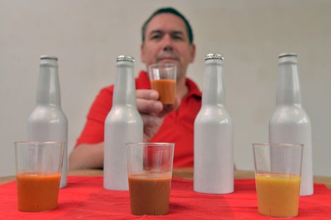 Fleischermeister Peter Klassen und seine Fleischgetränke Poulet Royal, Butcher Beef und Beef Bombay (r-l). Drei Sorten Fleisch-Drinks hat der 55-Jährige entwickelt, die er im September 2017 auf den Markt bringt.