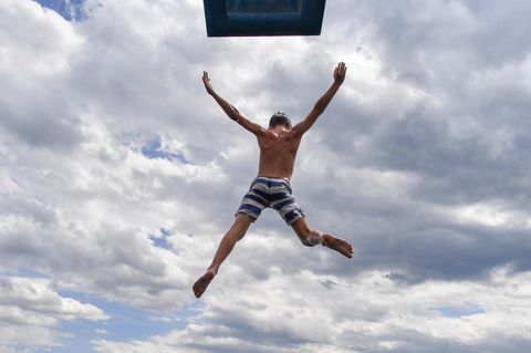 Ein Junge springt vom Drei-Meter-Brett - kommt jetzt der Sommer?