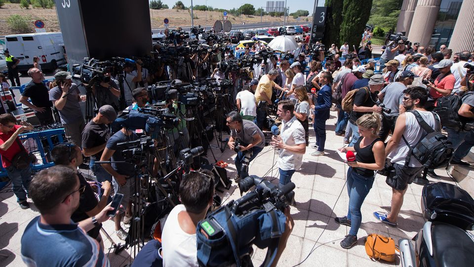 Hunderte Journalisten warten auf Ronaldo - vergebens Hunderte Journalisten warten auf Ronaldo - vergebens