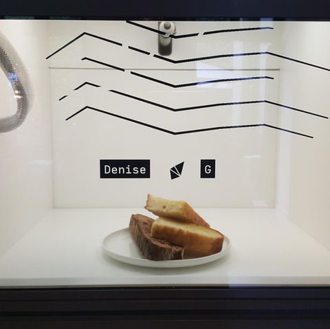 Hinter der Glasscheibe ist mein Brot bereit zum Verzehr