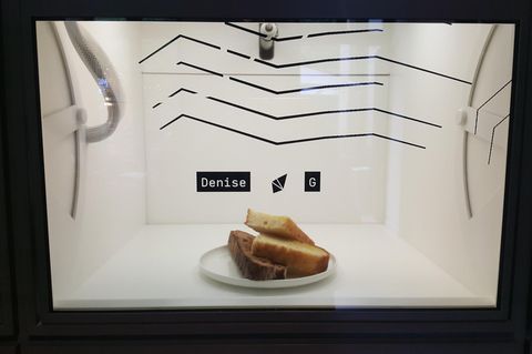 Hinter der Glasscheibe ist mein Brot bereit zum Verzehr