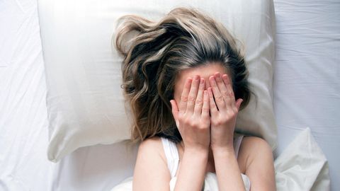 Eine Frau leidet unter Einschlafstörungen