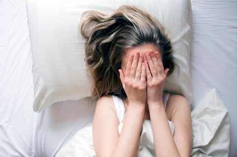 Eine Frau leidet unter Einschlafstörungen