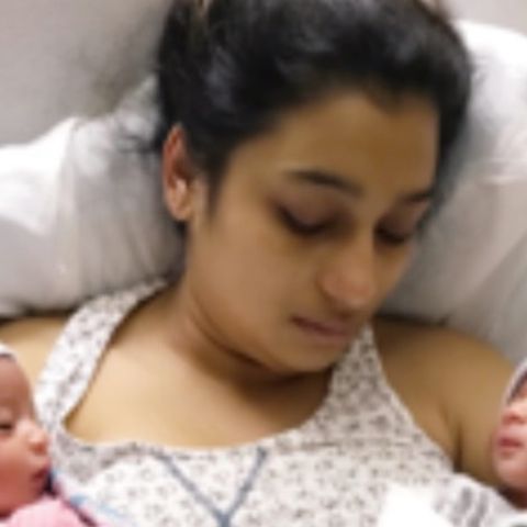 Stephanie Caceres, die Mutter, liegt im Bett und hält ihre Zwillinge im Arm