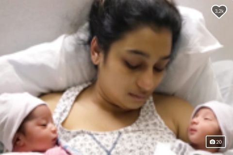 Stephanie Caceres, die Mutter, liegt im Bett und hält ihre Zwillinge im Arm