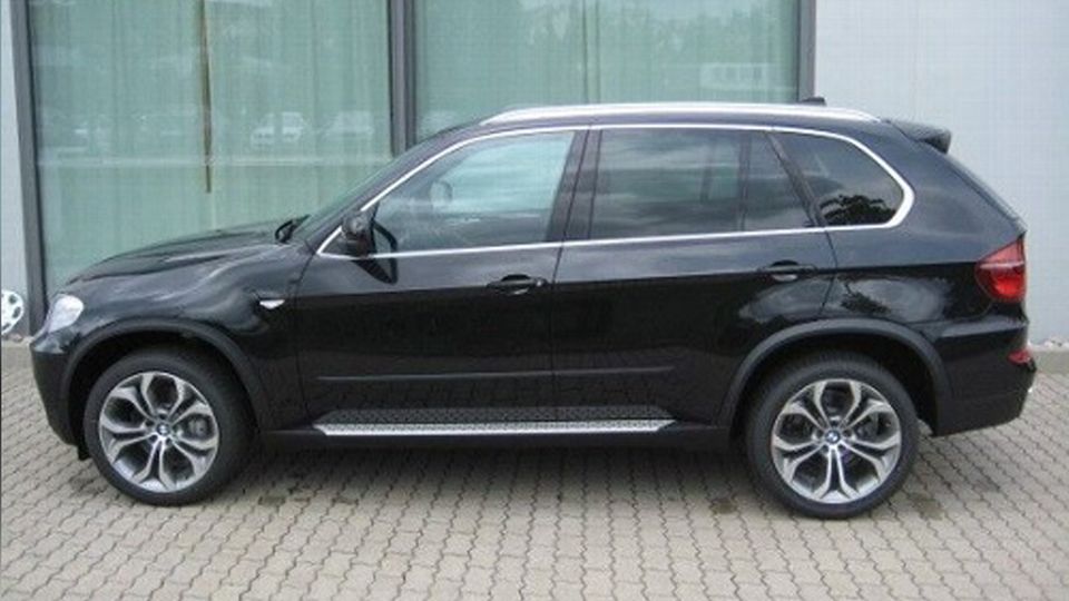Einen solchen BMW X5 soll der Verdächtige oder Zeuge gefahren sein Einen solchen BMW X5 soll der Verdächtige oder Zeuge gefahren sein