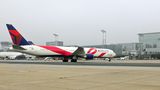 Eigentlich sind die weißen Jets der amerikanischen Delta Air Lines am Leitwerk in Dunkelblau und Weinrot markiert. Bei dieser Boeing 767-400ER handelt es sich jedoch um das "Pink Plane". Mit diesem Flugzeug, das hier gerade in Frankfurt gelandet ist, wirbt die Fluggesellschaft aus Atlanta für Spenden zugunsten der Breast Cancer Research Foundation, die sich für die Brustkrebs-Forschung einsetzt.
