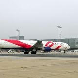 Eigentlich sind die weißen Jets der amerikanischen Delta Air Lines am Leitwerk in Dunkelblau und Weinrot markiert. Bei dieser Boeing 767-400ER handelt es sich jedoch um das "Pink Plane". Mit diesem Flugzeug, das hier gerade in Frankfurt gelandet ist, wirbt die Fluggesellschaft aus Atlanta für Spenden zugunsten der Breast Cancer Research Foundation, die sich für die Brustkrebs-Forschung einsetzt.