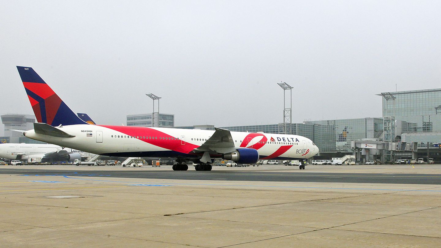 Follow Me: Eigentlich sind die weißen Jets der amerikanischen Delta Air Lines am Leitwerk in Dunkelblau und Weinrot markiert. Bei dieser Boeing 767-400ER handelt es sich jedoch um das "Pink Plane". Mit diesem Flugzeug, das hier gerade in Frankfurt gelandet ist, wirbt die Fluggesellschaft aus Atlanta für Spenden zugunsten der Breast Cancer Research Foundation, die sich für die Brustkrebs-Forschung einsetzt. Eigentlich sind die weißen Jets der amerikanischen Delta Air Lines am Leitwerk in Dunkelblau und Weinrot markiert. Bei dieser Boeing 767-400ER handelt es sich jedoch um das "Pink Plane". Mit diesem Flugzeug, das hier gerade in Frankfurt gelandet ist, wirbt die Fluggesellschaft aus Atlanta für Spenden zugunsten der Breast Cancer Research Foundation, die sich für die Brustkrebs-Forschung einsetzt.