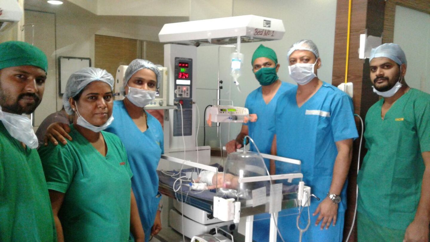Das Ärzte-Team hatte das Baby in einem Krankenhaus in Indien operiert und einen Fötus im Bauch entdeckt