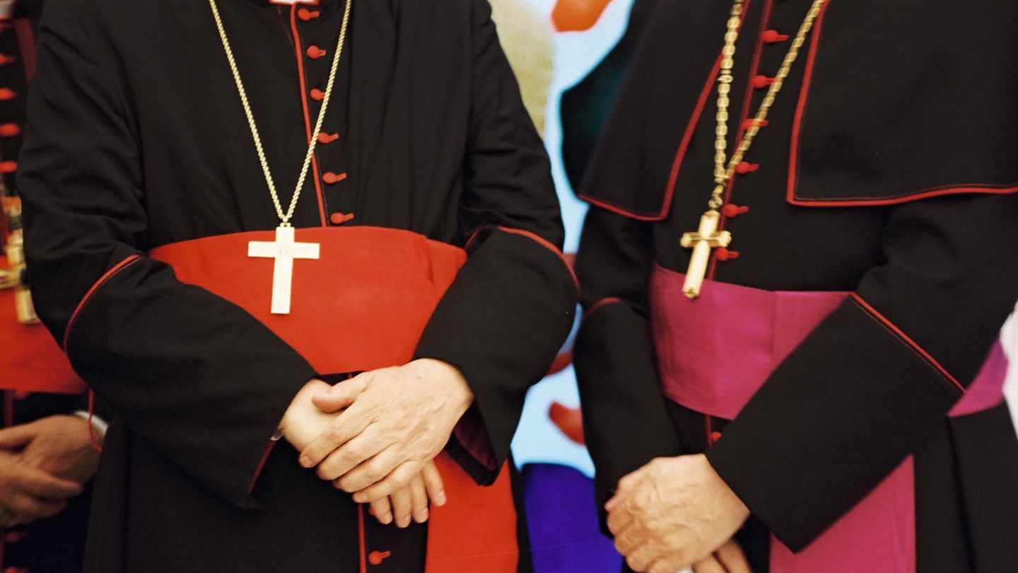 Zwei Priester im traditionellen Ornat.