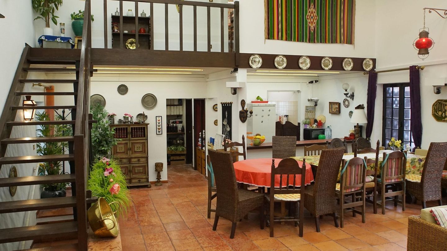Der Wohnbereich im "Sommerhaus der Stars"