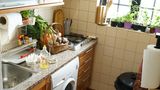 In der Küche im "Sommerhaus der Stars" ist nicht viel Platz