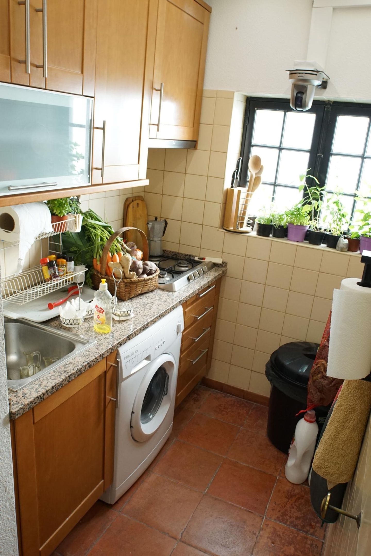 In der Küche im "Sommerhaus der Stars" ist nicht viel Platz
