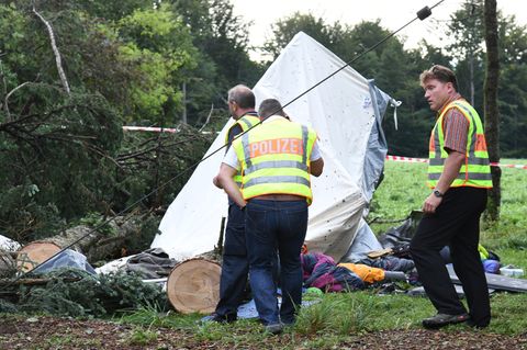 Polizisten untersuchen die Unglücksstelle. Ein Jugendlicher starb bei dem Unwetter in Baden-Württemberg.
