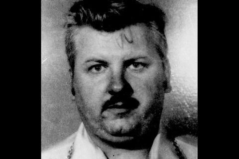 Ein Schwarz-weiß-Foto zeigt einen Mann mit rundlichem Gesicht und Schnauzbart: Serienmörder John Wayne Gacy