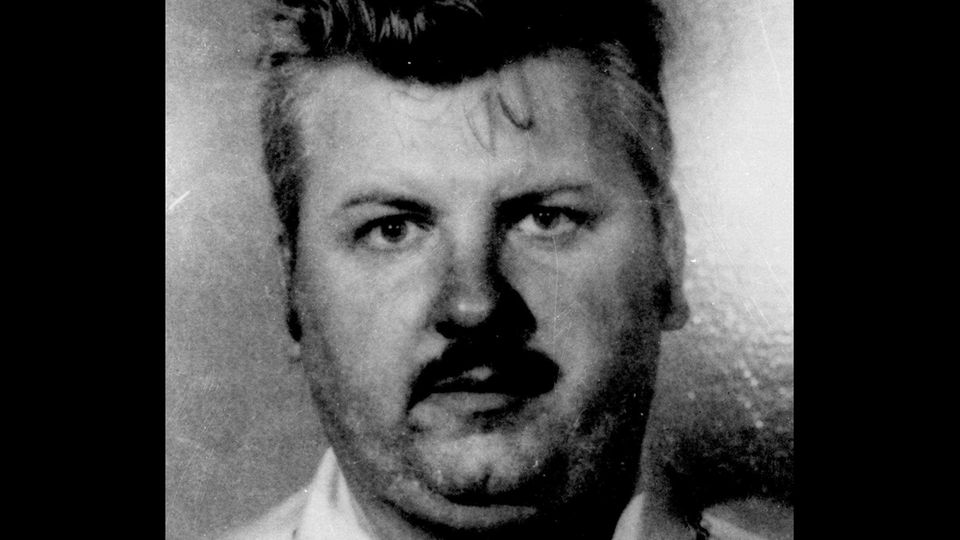 John Wayne Gacy Serienmörder USA Ein Schwarz-weiß-Foto zeigt einen Mann mit rundlichem Gesicht und Schnauzbart: Serienmörder John Wayne Gacy