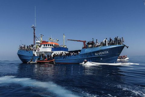 Die "Iuventa" (Archivbild) der Flüchtlingshelfer von "Jugend rettet" liegt nun vor Lampedusa fest 
