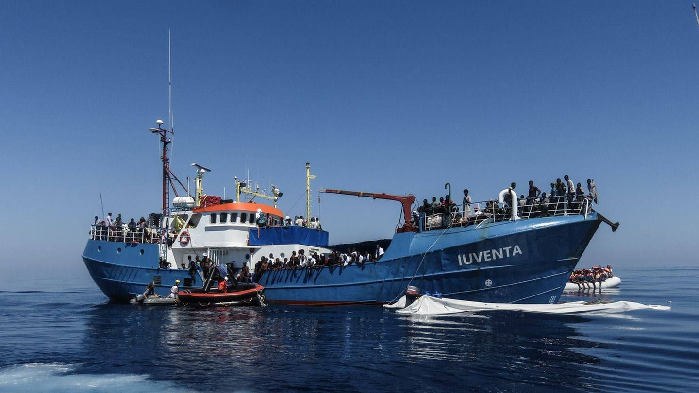 Die "Iuventa" (Archivbild) der Flüchtlingshelfer von "Jugend rettet" liegt nun vor Lampedusa fest 