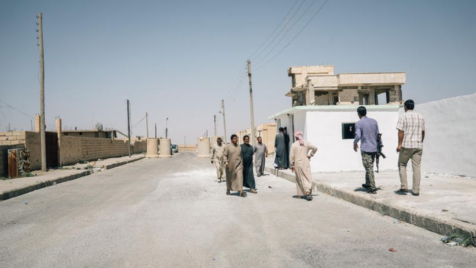 Besucher in dem Dorf Ain Issa, dem Sitz der provisorischen Übergangsverwaltung von Raqqa. Nach der vollständigen Befreiung der Stadt sollen von hier aus Wahlen und der Wiederaufbau organisiert werden