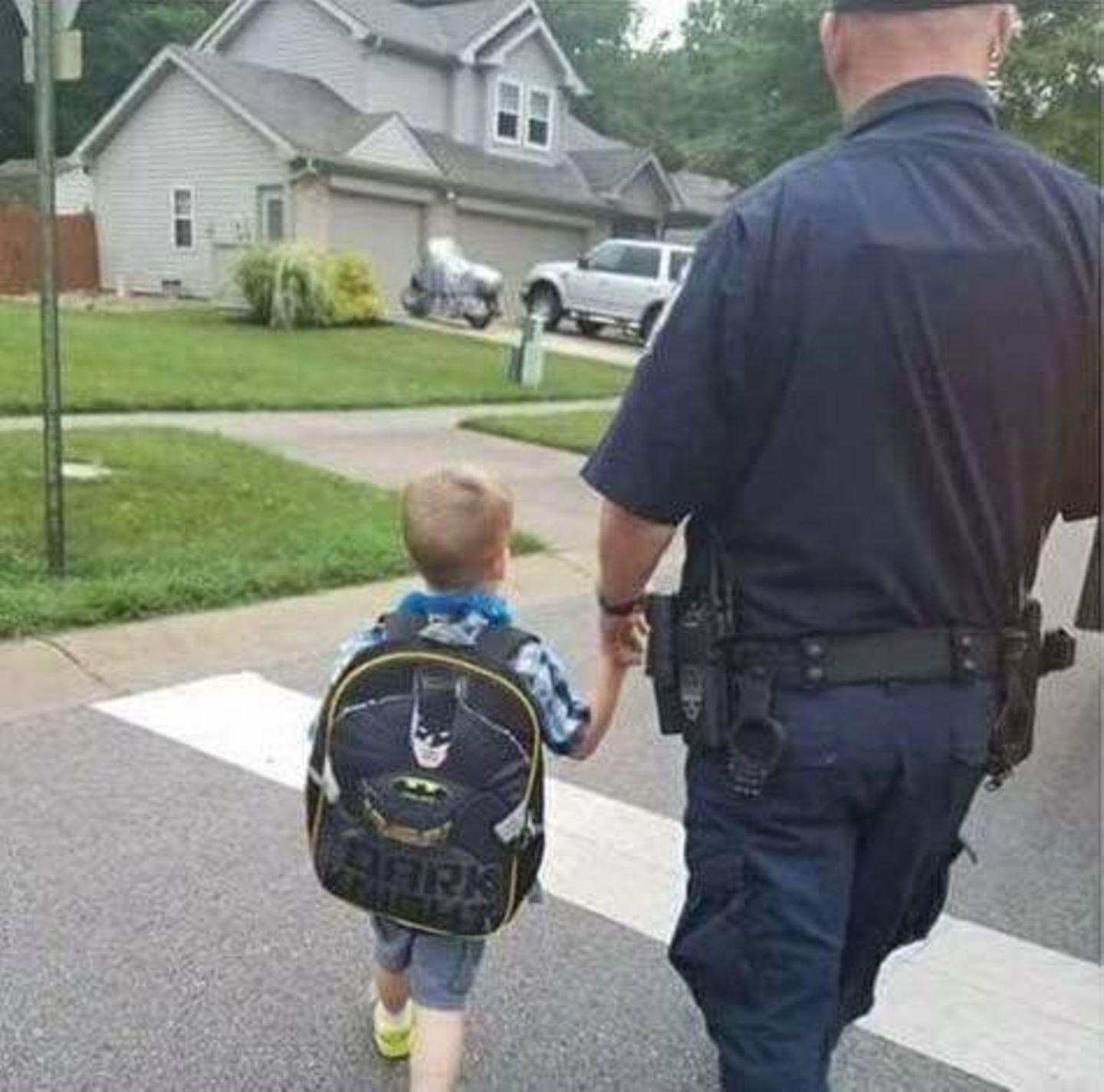 Polizist Aaron Allan mit seinem kleinen Sohn auf dem Weg zur Kita