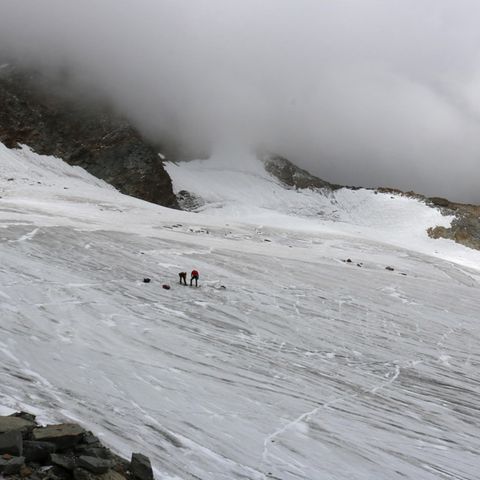 Zwei Kletterer schauen sich den Fundort einer Leiche am Lagginhorn in der Schweiz an