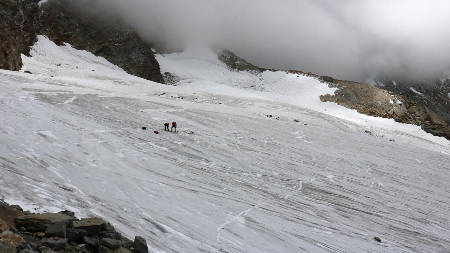 Zwei Kletterer schauen sich den Fundort einer Leiche am Lagginhorn in der Schweiz an