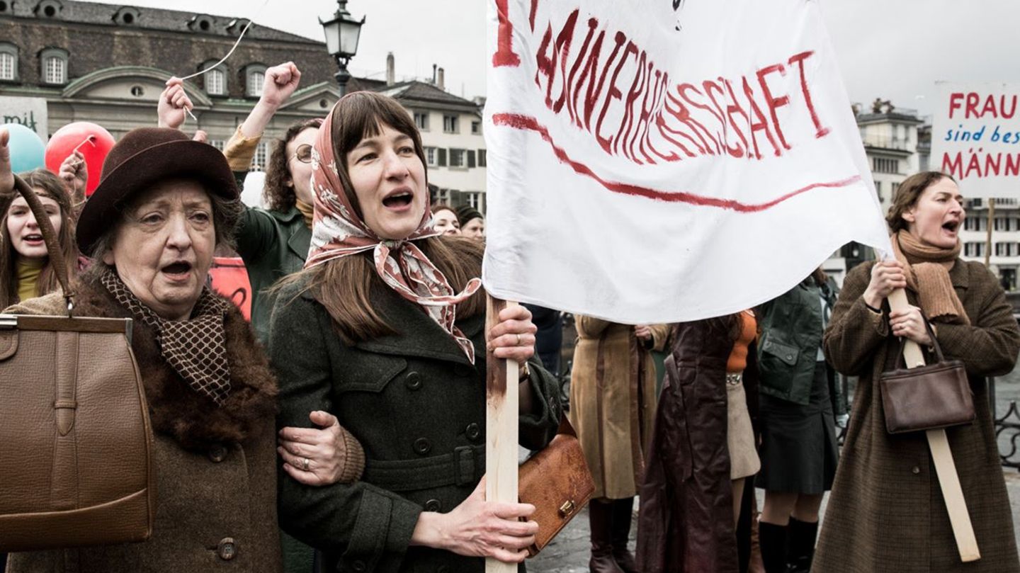 Vroni (Sybille Brunner) und Nora (Marie Leuenberger) fahren nach Zürich, um dort für ihre Rechte zu demonstrieren: "Die göttliche Ordnung" läuft ab dem 3. August in Deutschland im Kino.