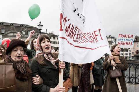 Vroni (Sybille Brunner) und Nora (Marie Leuenberger) fahren nach Zürich, um dort für ihre Rechte zu demonstrieren: "Die göttliche Ordnung" läuft ab dem 3. August in Deutschland im Kino.