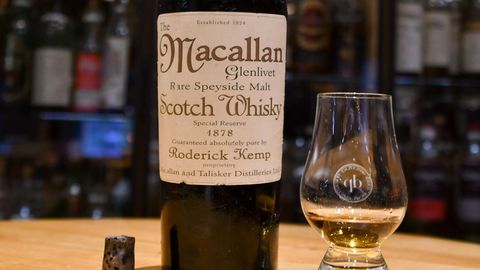 Eine Flasche Macallan Scotch Whisky von 1878 steht neben einem Whisky-Glas