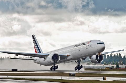 Eine Passagiermaschine von Air France landet bei wolkigem Himmel und nasser Landebahn