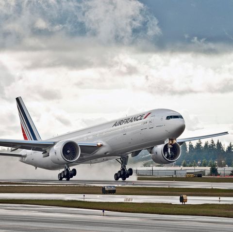 Eine Passagiermaschine von Air France landet bei wolkigem Himmel und nasser Landebahn