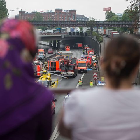 Behörden bezeichnen Schaulustige als wachsendes Problem. Die Polizei in Bayern ging jetzt gegen Gaffer vor (Symbolbild)
