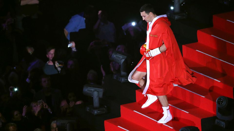 Wladimir Klitschko läuft ein in die König-Pilsener-Arena in Oberhausen